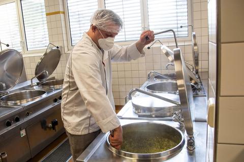Koch Alex Krahl bei der Arbeit im GPR-Klinikum. Gekochte Lebensmittel sind weitgehend keimfrei und daher auch für immungeschwächte Patienten verträglich. Foto: Volker Dziemballa (VF