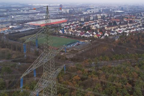 Die Hochspannungstrasse in der Nähe der Böllenseesiedlung soll auch als Gleichstromverbindung genutzt werden. Die Anwohner sind besorgt. Foto: Volker Dziemball