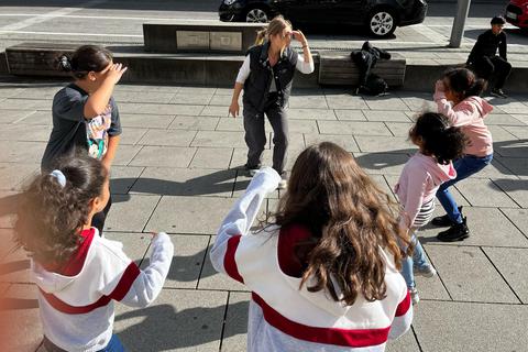 Mitmachaktionen, hier tanzt Anna Schneider mit den Jugendlichen, gehören ebenso zum Aktionsprogramm wie Gespräche. Foto: Volker Dziemballa (VF