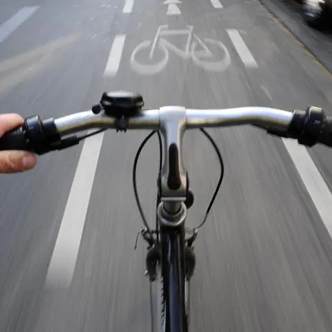 Solche Piktogramme auf Straßen weisen Radfahrern den richtigen Weg.