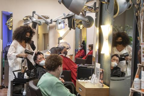 Im Rüsselsheimer Salon von Enza Mannino haben die Friseure am Montag bereits ab 7 Uhr morgens gearbeitet. Foto: Vollformat/Volker Dziemballa