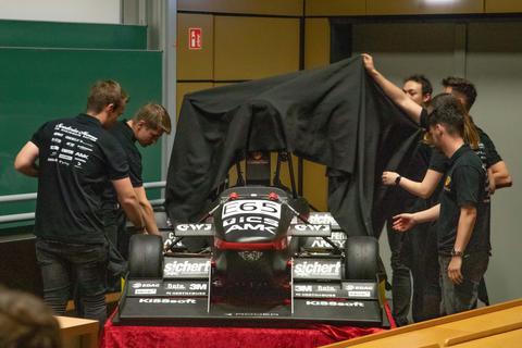 Das Formula-Student-Team der Hochschule Rhein-Main stellt den neuen Rennwagen (SPR21e) vor. Foto: Volker Dziemballa (VF