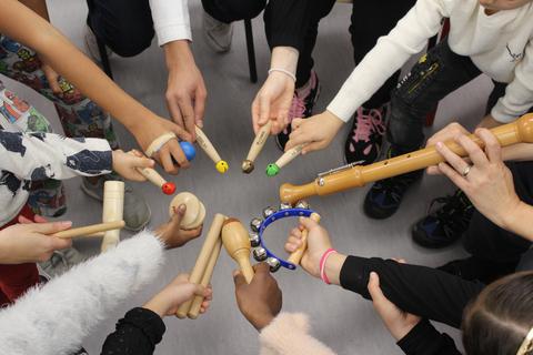 Jedes Kind darf mit einem Instrument Klänge erzeugen. Die Auswahl ist groß: Glöckchenstäbe und -kränze, Rasseln, Klanghölzer und Mini-Djemben. © Dorothea Ittmann