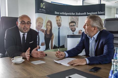 Unternehmer Hakan Inoglu (links) bewertet im Gespräch mit Jens Grode den Wirtschaftsstandort Rüsselsheim grundsätzlich als positiv. Foto: Volker Dziemballa (VF