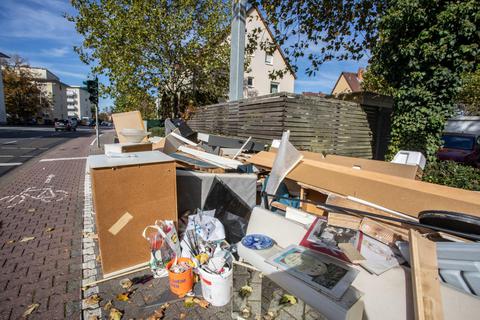 Der Bußgeldkatalog für Müllsünder soll aktualisiert werden. Werden Sperrmüllhaufen wie dieser unerlaubt auf der Straße abgeladen, dann wird es teuer. Foto: Volker Dziemballa
