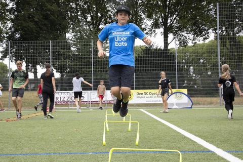 Die Fitness will trainiert sein: Bei der letzten Station der „Jugendaktiv-Wochen“ stand für die Teilnehmer unter der Regie des SC Opel Rüsselsheim Fußball auf dem Programm. Foto: Volker Dziemballa (VF