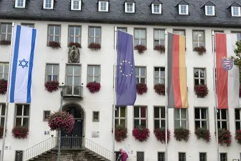 Israel-Fahne vor dem Rüsselsheimer Rathaus