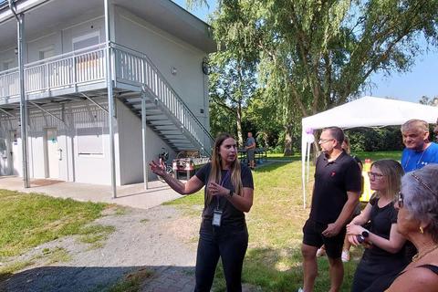Kim Linz (links) führt die Besucher beim „Tag der Wohnungslosen“ über das Gelände der Wohn- und Beratungsstelle im Rugbyring 150 in Rüsselsheim.