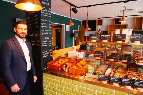 Sasa Jovanovic, Manager des mk-Hotels in der Mainstraße, verantwortet nun auch das Café "BRÄU'S DELI", das kleine Speisen und Getränke zum Mitnehmen und Vor-Ort-Essen sowie verschiedene Feinkostartikel anbietet. 