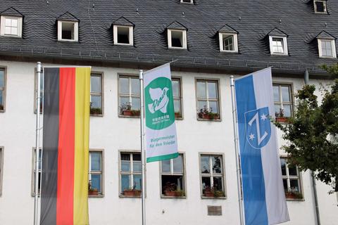 Vor dem Rüsselsheimer Rathaus weht die Flagge der Mayors for Peace. Nun ruft die Stadt zur Teilnahme am Kunstwettbewerb auf. Archivfoto: Stadt Rüsselsheim