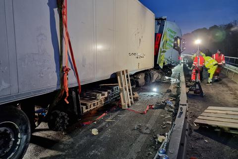 Ein 32-jähriger Lkw-Fahrer ist mit seinem Sattelzug in die Bande einer Autobahnbrücke bei Rüsselsheim gekracht und hat dort einen hohen Schaden verursacht.