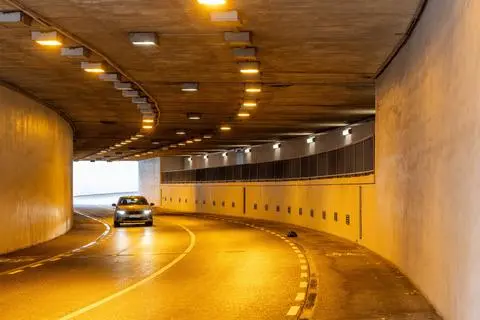 Die Stadtunterführung Friedensstraße sieht nach der Sanierung etwas anders aus. Unter anderem ist neben der Fahrbahn kein Gehweg mehr. Stattdessen können dort Radfahrer verkehren. 