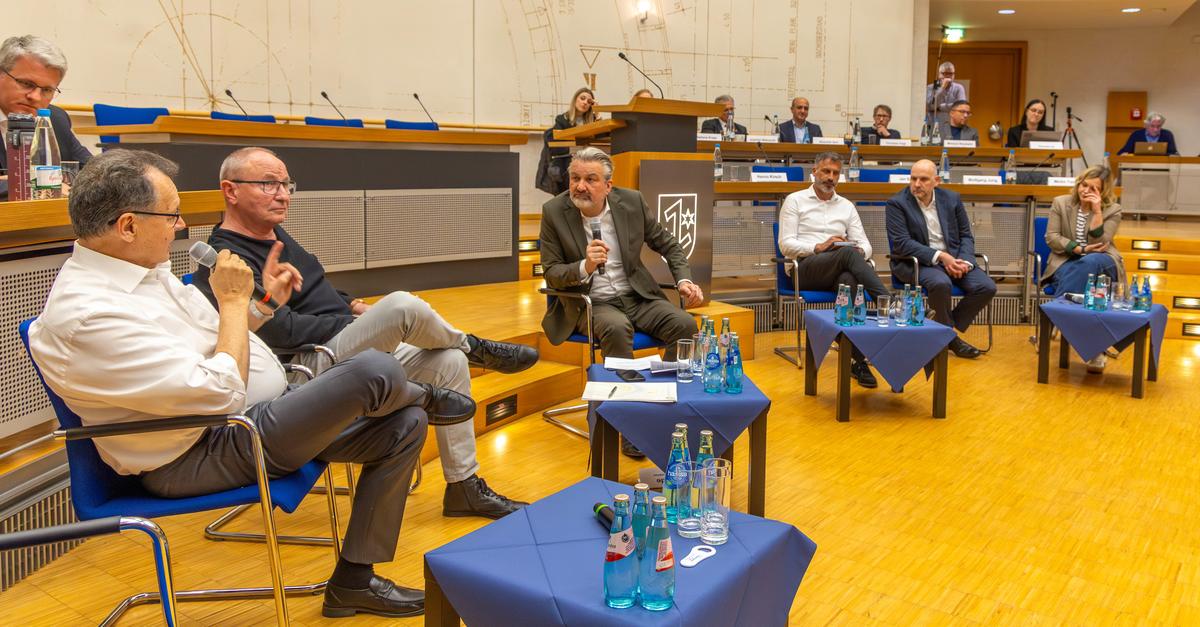 Rüsselsheim citizens seek ways out of the financial crisis