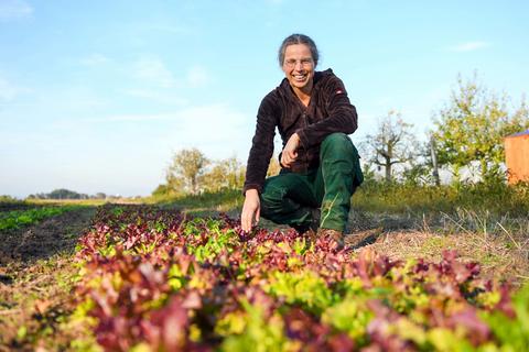 Sandra Wolf, Betriebsleiterin der Bio Solawi „Auf dem Acker“, setzt sich gemeinsam mit den Mitgliedern dafür ein, alte Gemüse- und Obstsorten zu erhalten und anzubauen. Archivfoto: Samantha Pflug