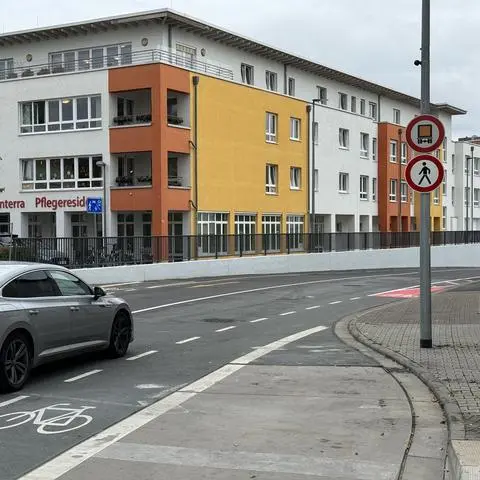 Die Unterführung Friedensstraße ist wieder komplett für den Verkehr freigegeben. Kritik gibt es an der Radwegeführung.