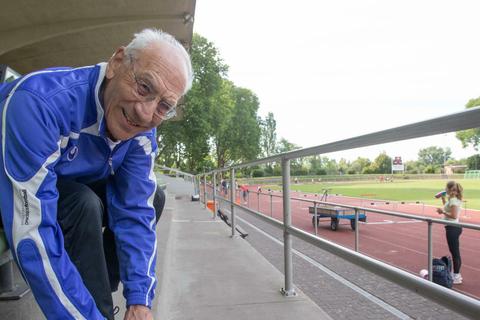 Mit 92 hat Helmut Siegel sein 49. Sportabzeichen gemacht. Foto: Volker Dziemballa (VF