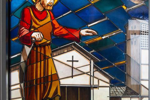 Der heilige Josef hält auf dem Fenstermotiv schützend die Hand über die 1962 geweihte Kirche in der Böllenseesiedlung. Foto: Volker Dziemballa (VF
