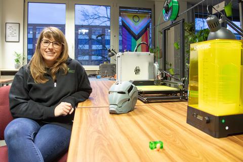 Fühlt sich wohl zwischen 3D-Druckern und Werkbank: Patricia Füllhardt gehört zum Team vom Makerspace Rakeet. 