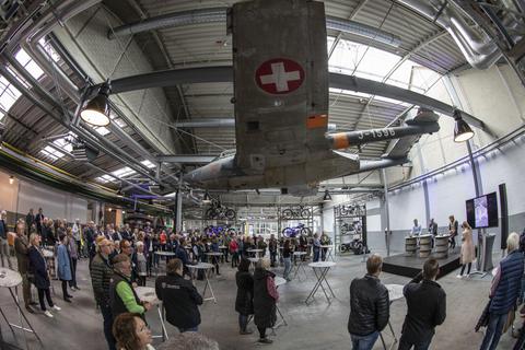 Bei der Eröffnungsfeier in der Werkhalle war das Flugzeug über der Eventfläche ein Blickfang. Foto: Volker Dziemballa (VF