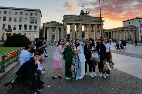 Obligatorisch: ein Schnappschuss vor dem Brandenburger Tor als Erinnerung an die Jugendfahrt. Foto: Auszeit