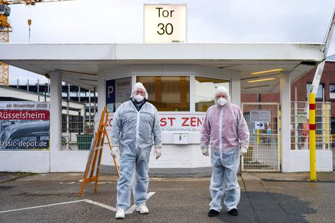 Rolf Schmuck (links) und Jürgen Gehler testen im ehemaligen Pförtnerhäuschen des F-Baus auf das Coronavirus. Foto: VF/Pflug