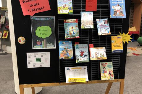 Erste Klasse: Eine ganze Schulwand voller Tipps über Bücher und Lernhilfen für alle, die es gut gebrauchen können. Foto: Stadtbücherei