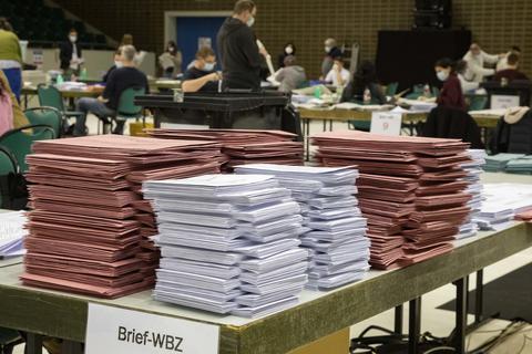 Am Sonntag, 20. März, werden in Rüsselsheim aufgrund der teilweisen Briefwahlwiederholung erneut Stimmen zur Kreistagswahl ausgezählt. Archivfoto: Volker Dziemballa