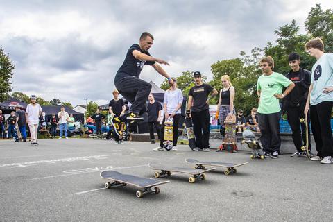 Im Skatepark haben sich am Samstag Rollsportler untereinander gemessen. Foto: Volker Dziemballa (VF