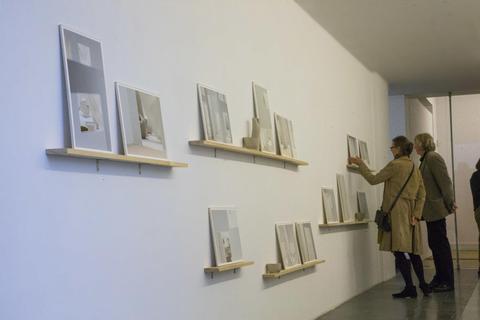 In der Ausstellung „Durchdringung“ werden 13 Fotografien und sieben Keramikgefäße präsentiert. Foto: Vollformat/Volker Dziemballa