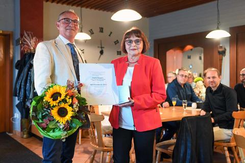 Vorsitzender Peter Kreuzer hat Ingrid Stopper den Sportbundpreis für das Jahr 2021 verliehen. Foto: Samantha Pflug