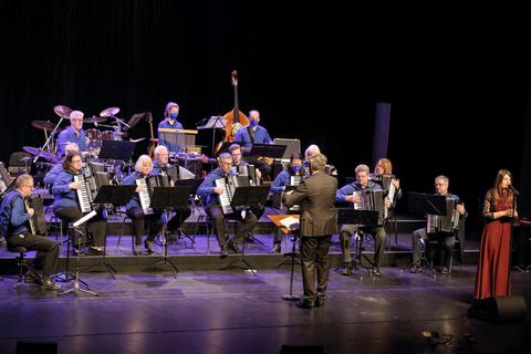 Sängerin Martina Zaske unterstützte den Handharmonika- und Akkordeonclub beim Konzert im Rüsselsheimer Stadttheater. Foto: Frank Möllenberg