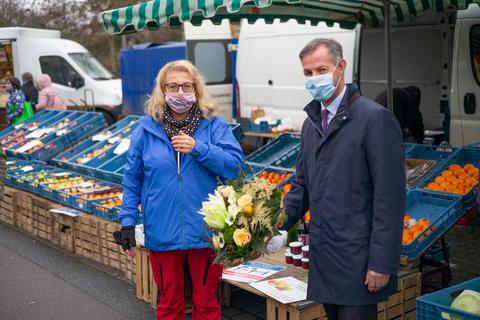 Oberbürgermeister Udo Bausch bedankt sich mit einem Blumenstrauß bei Dagmar Kirschke-Tempel für die mehr als vier Jahrzehnte währende Treue. Foto: Stadt Rüsselsheim/Peter Thomas