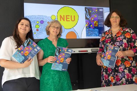 Sie halten das druckfrische Programmheft in den Händen: (von links) stellvertretende Leiterin Tugba Sarac, Projektleiterin Pia Kämpf und Leiterin Dr. Barbara Dietsche.