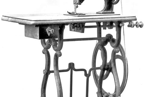 Die erste von Adam Opel hergestellte Nähmaschine wurde 1863 an den Schneidermeister Hummel verkauft. Archivfoto: Opel