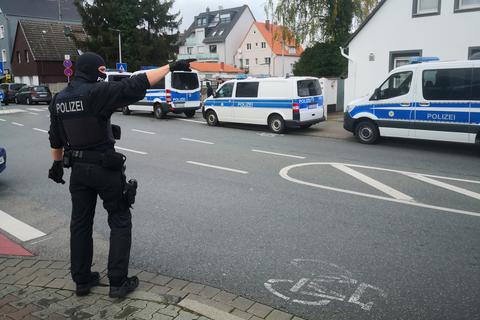 Beamte der Bundespolizei und des Zolls durchsuchen am Mittwochmittag ein Gebäude in der Alten Poststraße in Rüsselsheim. 