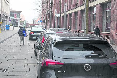 Noch immer halten sich viele Autofahrer nicht an die neuen Verkehrsregeln in der Rüsselsheimer Marktstraße. In der Ladezone vor der Motorworld ist das Parken eigentlich verboten. Foto: Vollformat/Volker Dziemballa