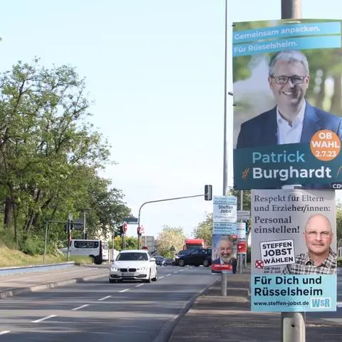 Wahlplakate für die OB-Wahl in Rüsselsheim im Rugbyring.