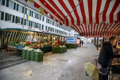 Bei Dauerregen ist es auf dem Markt in Rüsselsheim immer ungemütlich, da spielen die Preise eine untergeordnete Rolle. Foto: Frank Möllenberg