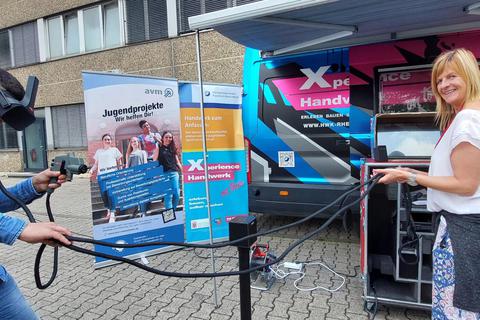 Mithilfe von Virtual Reality testen, wie gut man schweißen oder lackieren kann: Diese Chance bietet der Xperience-Bus der Handwerkskammer. Mohammed probiert es gleich einmal aus, Petra Koch, Mitarbeiterin der Handwerkskammer, unterstützt ihn dabei. Michael Kapp