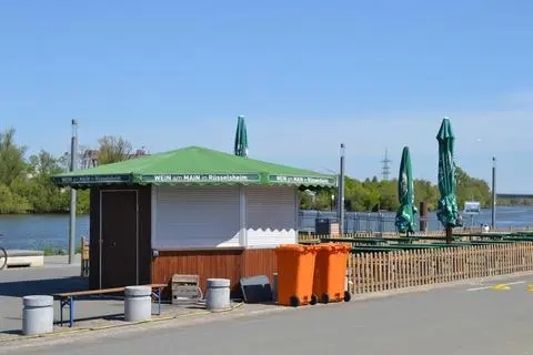 Noch hat der Stand von „Wein am Main“ geschlossen. Bald soll es wieder losgehen. Foto: Michaela Kabon