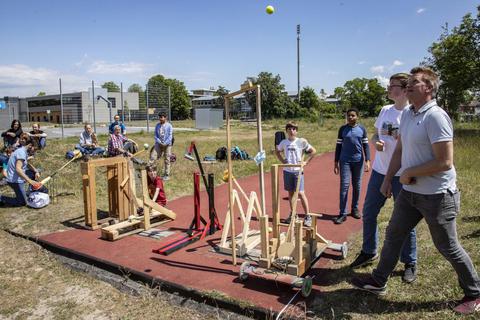 Beim Wettkampf an der MPS kommen von den Schülern selbst gebaute Katapulte zum Einsatz. Lehrer Jürgen Knapp (rechts) leitet das physikalische Kräftemessen. Foto: Volker Dziemballa (VF