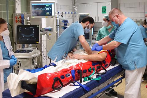 Ärzte und Arzthelfer bei der Arbeit im Schockraum des GPR-Klinikums in Rüsselsheim. Foto: GPR-Klinikum