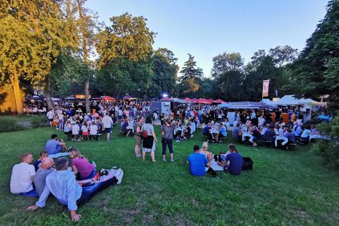 Am Tisch oder auf Picknickdecken machen es sich die Besucher des fünften Rüsselsheimer Weinfestes im Verna-Park gemütlich.