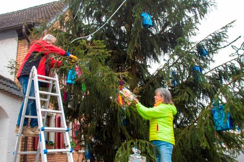 Auch Annelie und Heinz E. Schneider, die seit Jahren Kita- und Schulkinder zum Baumschmücken in die Bauschheimer Brunnenstraße einladen, freuen sich über die Spende. © Volker Dziemballa (VF)