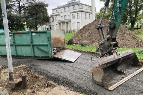 Zurzeit wird der Hauptmann-Scheuermann-Weg grundhaft erneuert und mit einer Asphaltdecke bis zur Festung versehen.