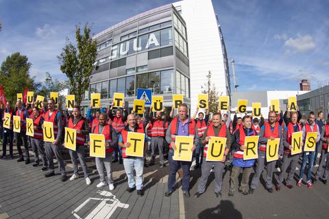 Der Auftakt der Verhandlungen zu einem Zukunftstarifvertrag für Segula Rüsselsheim wurde von Protesten der Belegschaft vor der Zentrale begleitet. Foto: FM