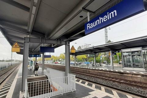 Am Bahnhof Raunheim ereignete sich die Tat, bei der mehrere junge Männer einen Mitschüler brutal zusammengeschlagen haben. Foto: Michael Kapp