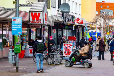 Vor dem Geschäft Woolworth in der Rüsselsheimer Innenstadt warten die Kunden auf ihren Termin. Foto: Vollformat/Volker Dziemballa