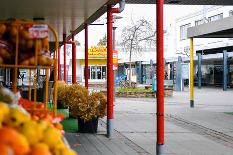 Das 1971 fertiggestellte Einkaufszentrum Dicker Busch II ist in die Jahre gekommen, das Angebot an Geschäften wird dennoch geschätzt. Foto: Samantha Pflug