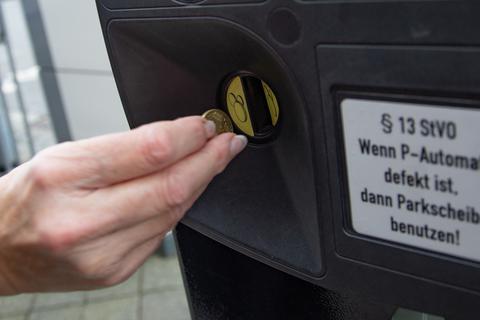 Noch müssen die Autofahrer fürs Parken mit barer Münze zahlen. Die Stadt Rüsselsheim plant, intelligentes Parken per App auf dem Smartphone einzuführen.